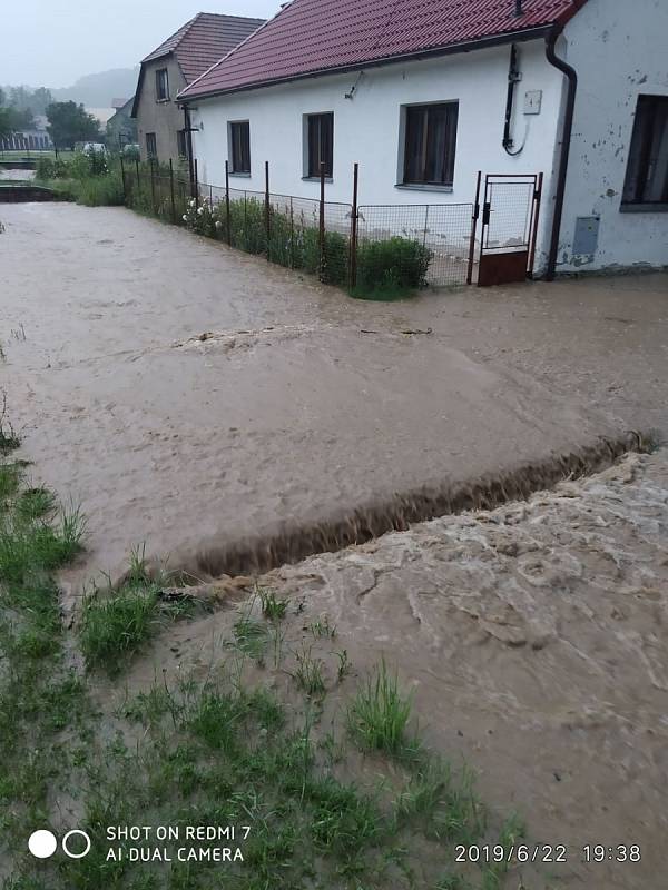 V Chlumanech zalila několik domů voda z rozvodněného potoka a rybníka.