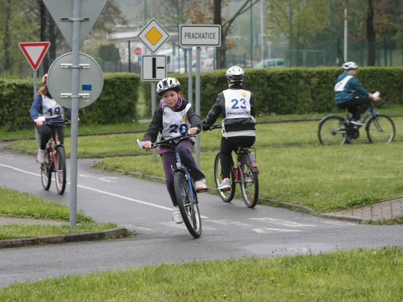 V Prachaticích se ve čtvrtek 5. května uskutečnilo okresní kolo soutěže mladých cyklistů. Ti museli zvládnout nejen jízdu na dopravním hřišti, ale také jízdu zručnosti, testy a zdravovědu.