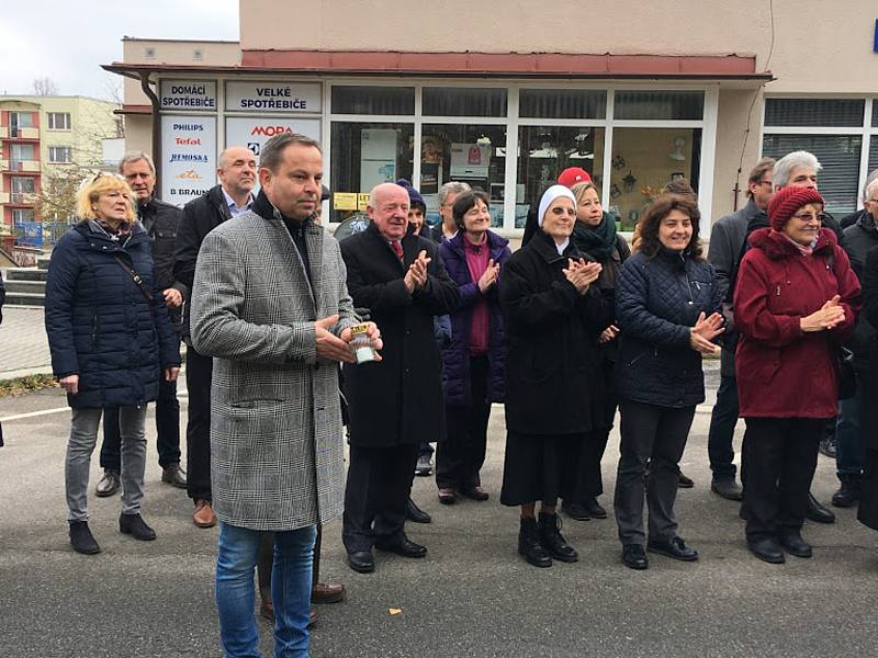 K 30. výročí sametové revoluce byla v neděli 17. listopadu slavnostně za přítomnosti řady osobností odhalena pamětní deska. Nachází se v prachatické Zahradní ulici a srdce z břečťanu.