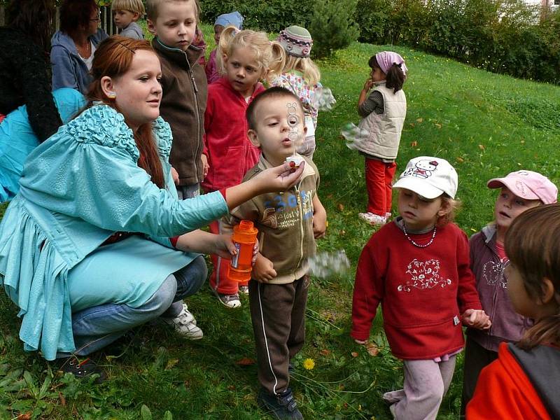 Malování ve školce v Zahradní ulici v Prachaticích.