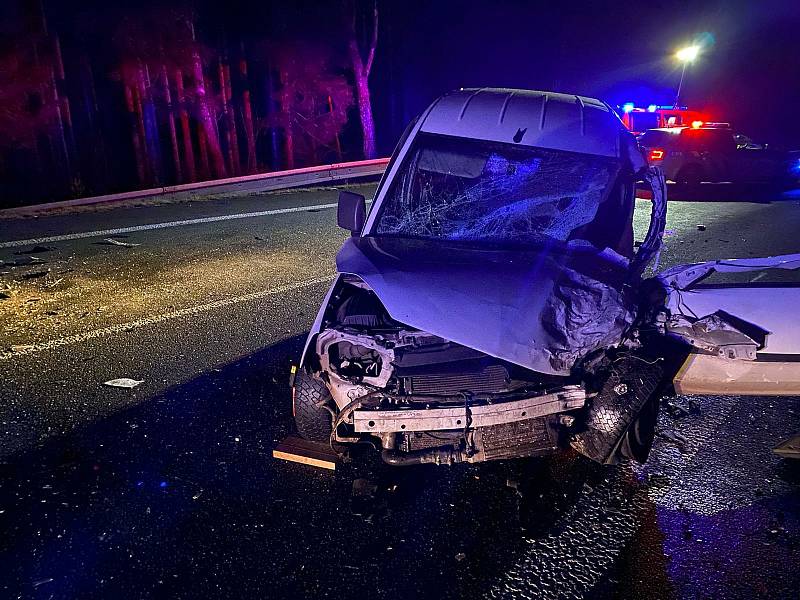 Mezi obcemi Řasnice a Hliniště nedaleko Strážného na Prachaticku se v sobotu 28. listopadu před půl sedmou večer čelně srazily dvě dodávky.