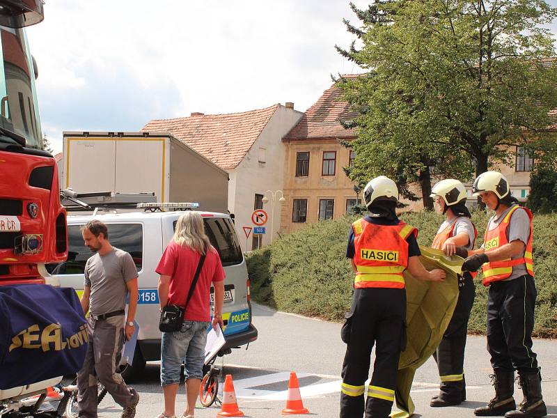 Krátce před jednou hodinou odpolední došlo ve středu v Husinci ke střetu cyklisty s kamionem. Cyklista srážku nepřežil.