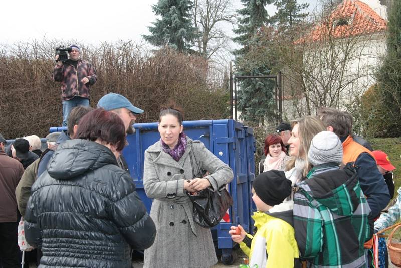 U prachatického hřbitova se opět pekala vajíčka.