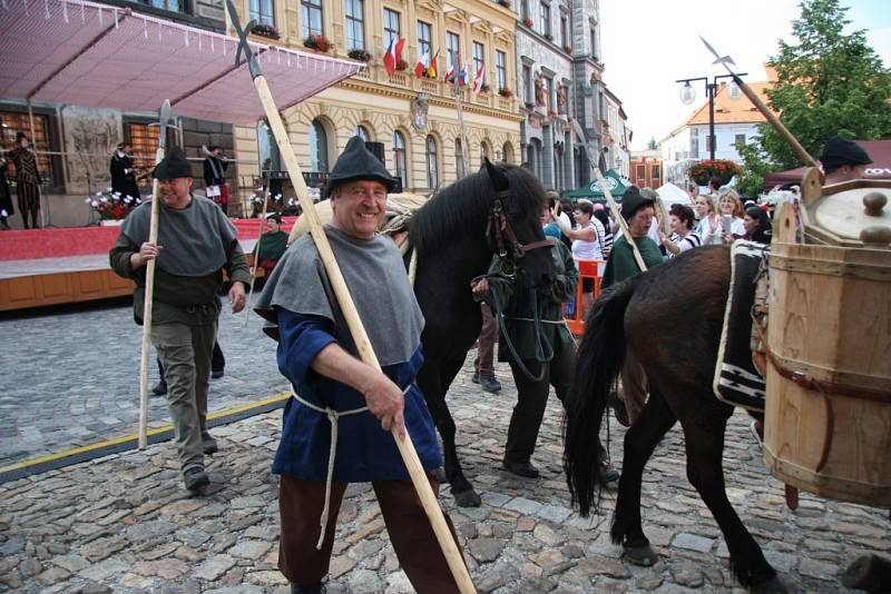 Páteční odpolední program Slavností Zlaté stezky pokračoval tradičně příchodem karavany soumarů, která letos dorazila pěšky z Grainetu i s nákladem soli.