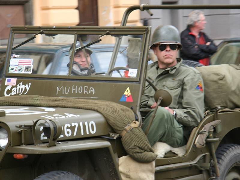 Historická vojenská auta přijíždějí na prachatické náměstí.