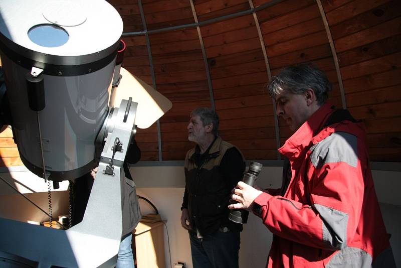 Pro zájemce připravil Ludvík Friedberger z Husince pozorování částečného zatmění Slunce na své hvězdárně. Vidět bylo i přes narychlo upravené filtry klasického dalekohledu.