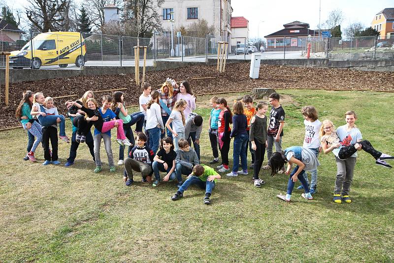 Čtvrťáci ze ZŠ Vacov a jejich paní učitelka Pavlína Kopáčiková.