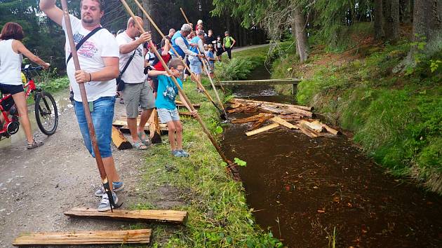 Plavení dříví na Jeleních Vrších.