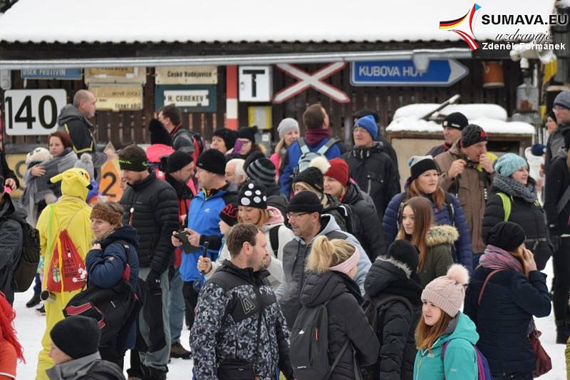 Silvestrovský vlak 2018. Poslední jízda v roce byla  tématicky laděna jako narozeninový vlak.