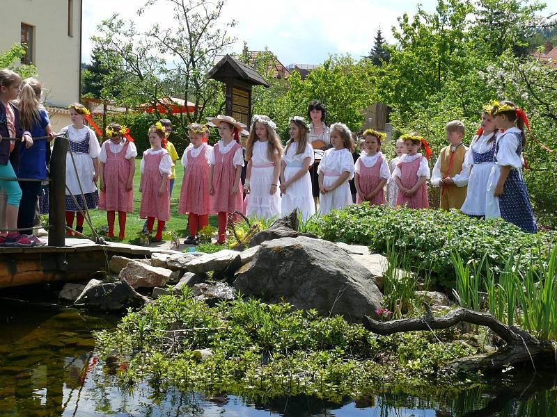 V parku Hospice sv. Jana N. Neumanna otevíraly děti ze Základní školy ve Vodňanské ulici studánky.