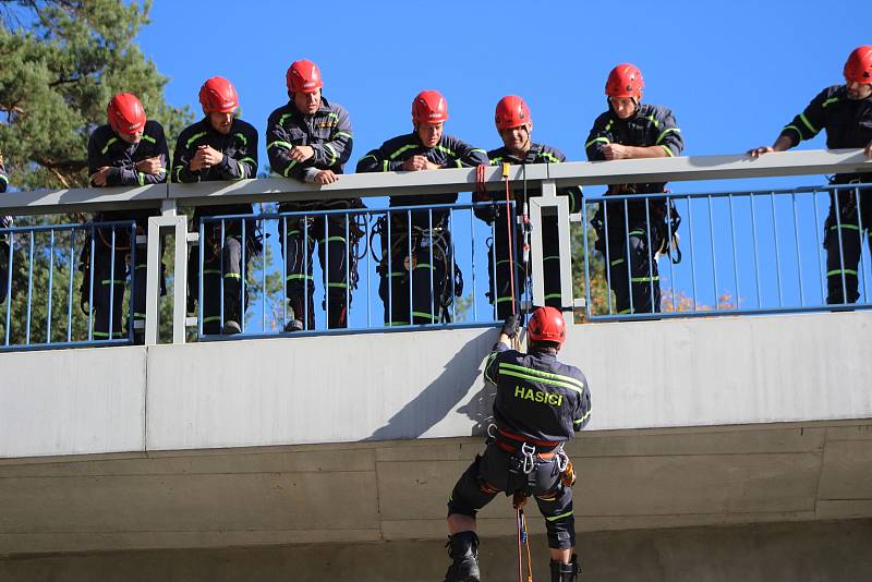 V úterý 17. října cvičili hasiči slaňování na Husinecké přehradě.