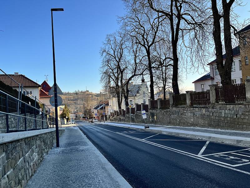 Vimperská ulice 1. máje prošla rozsáhlou rekonstrukcí od kruhového objezdu Fišerka k hotelu Zlatá hvězda. Další část oprav od hotelu Zlatá hvězda na náměstí U Jelena ji ještě čeká.