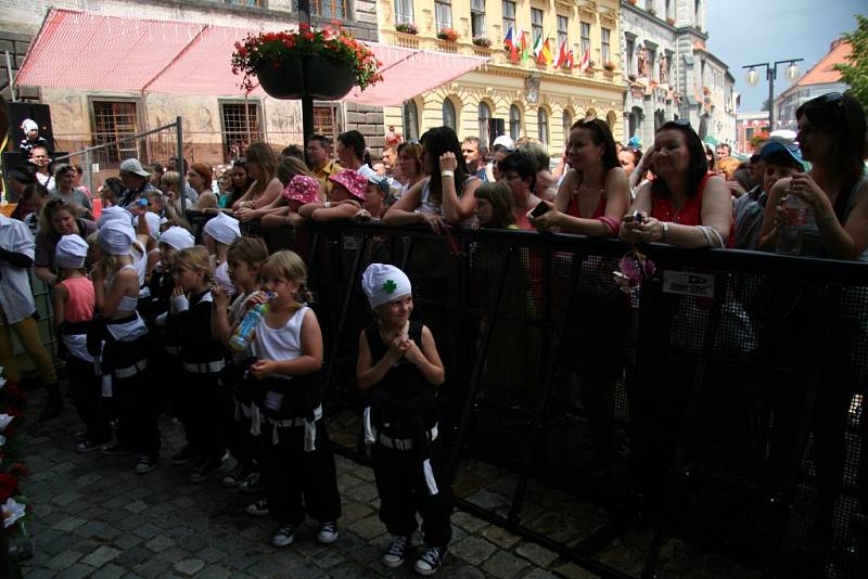 Deset choreografií předvedli na hlavním pódiu při sobotním programu Slavností Zlaté stezky v Prachaticích tanečníci ze studia Crabdance.