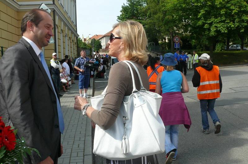 Sobotní program Slavností Zlaté stezky v Prachaticích odstartoval příchod historického průvodu s hlavním hostem letošních slavností Helenou Vondráčkovou.