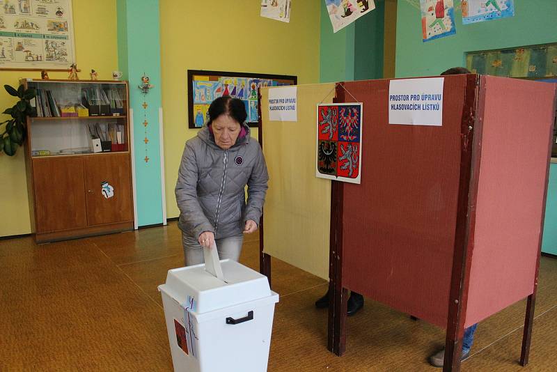 První minuty druhého kola volby Prezidenta ČR ve volebních místnostech v ZŠ Národní v Prachaticích.