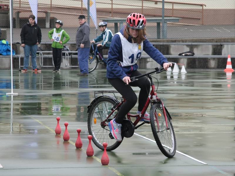 V Prachaticích se ve čtvrtek 5. května uskutečnilo okresní kolo soutěže mladých cyklistů. Ti museli zvládnout nejen jízdu na dopravním hřišti, ale také jízdu zručnosti, testy a zdravovědu.