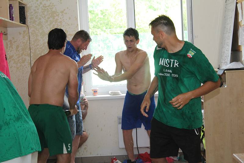 Lažišťští fotbalisté si užívali další kolo oslav postupu do krajského přeboru.