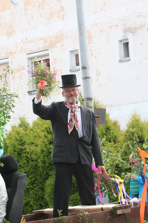 Volary zažily v sobotu 13. srpna Staročeskou Konopickou. Pazderník a Konopička svému osudu neunikli a všichni se pak večer společně pobavili na lidové veselici.