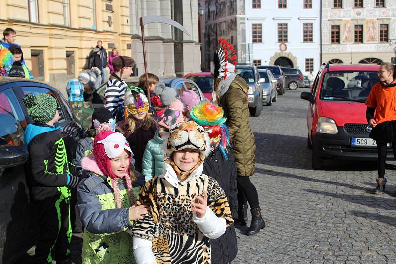 Děti ze ZŠ Zlatá stezka 240 vyrazily do masopustního průvodu Prachaticemi.