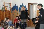 BESEDA. Prachatičtí policisté navštívili děti v MŠ Skalka. Děti tak viděli svou učitelku v policejní výstroji.
