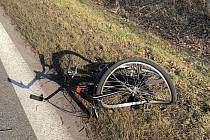 V Netolicích se 10. 3. 2022 střetlo osobní auto s cyklistkou. Žena zraněním podlehla.