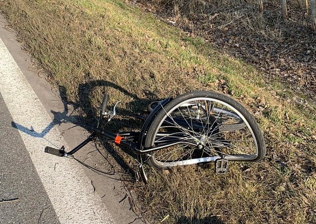 V Netolicích se 10. 3. 2022 střetlo osobní auto s cyklistkou. Žena zraněním podlehla.