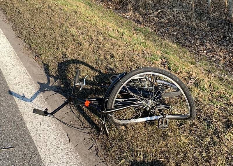 V Netolicích se 10. 3. 2022 střetlo osobní auto s cyklistkou. Žena zraněním podlehla.