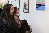 Ve volarské Městské galerii vystavují žáci výtvarného oboru ZUŠ ve Volarech, které vyučuje Jeleny Varhanové.