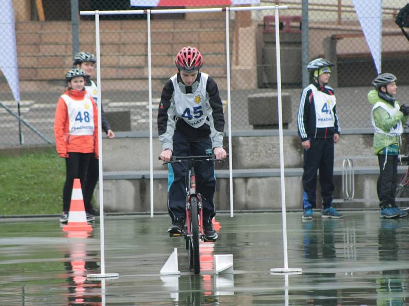 V Prachaticích se ve čtvrtek 5. května uskutečnilo okresní kolo soutěže mladých cyklistů. Ti museli zvládnout nejen jízdu na dopravním hřišti, ale také jízdu zručnosti, testy a zdravovědu.