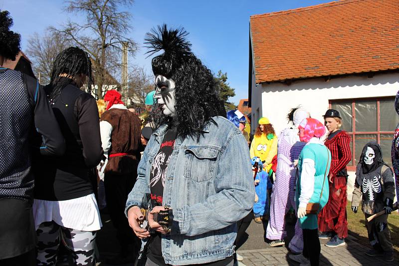 Pozadu s Masopustem nezůstali ani Lažišťští. V sobotu vyrazilo do ulic obce na padesát masek.