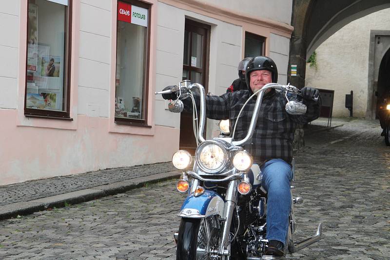 Prachatičtí motorkáři zahájili sezonu 1. Jarní jízdou. Vyjeli z Velkého náměstí Dolní branou.