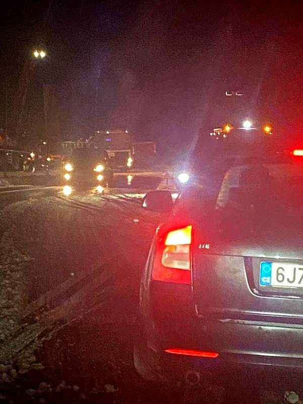 Kvůli nehodě kamionu na německé straně hraničního přechodu ve Strážném se tvoří dlouhé kolony.