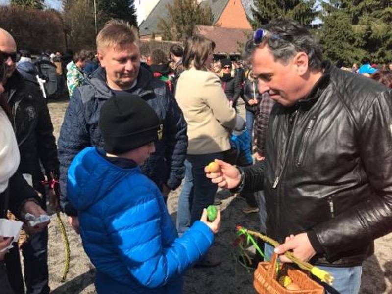 U prachatického hřbitova se pustili místní do pekání vajíček.