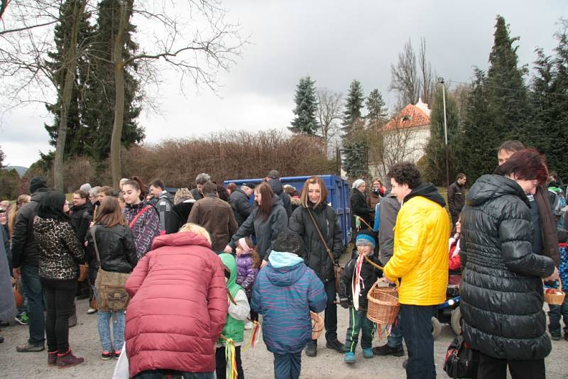 U prachatického hřbitova se opět pekala vajíčka.