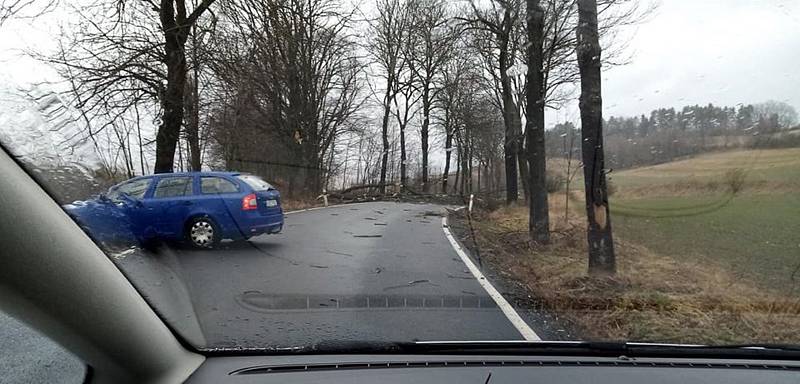 Neprůjezdná silnice z Vlachova Březí na Volyni.