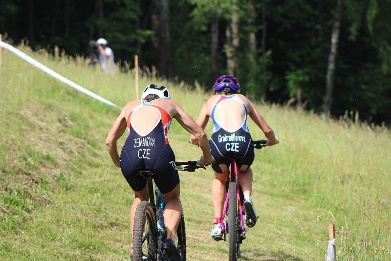 Triatlonistky připravily při Short tracku fanouškům skvělou podívanou.