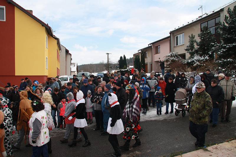 Pohřbívání Bakuse připravili o víkendu Žernovičtí. A diváků byly stovky.