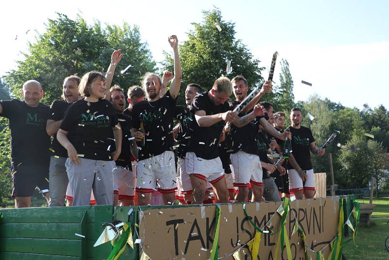 Strunkovičtí fotbalisté slaví potup do I.A třídy.