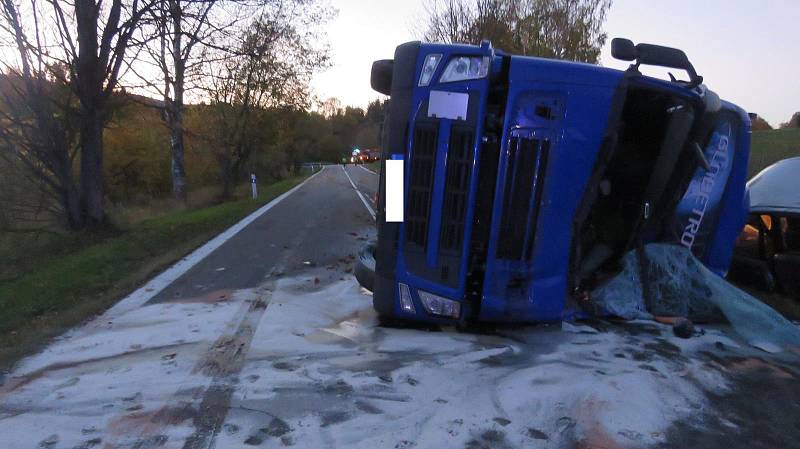 Hasiči, kteří vyjížděli k nehodě kamionu u Lenory, havarovali jen o pár desítek metrů před ní.