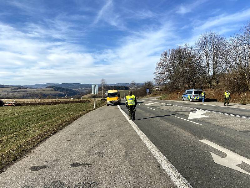 Kontroly řidičů na hranicích okresů Prachatice a Strakonice u Čkyně.