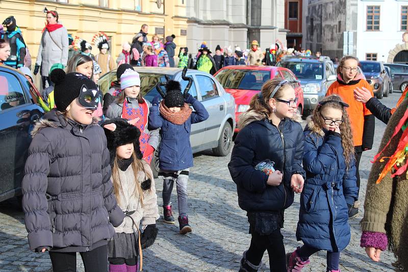 Děti ze ZŠ Zlatá stezka 240 vyrazily do masopustního průvodu Prachaticemi.