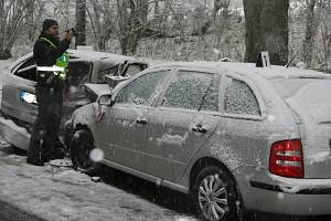 Při srážce dvou osobních na Rozvodí u Volar bylo zraněno sedm lidí, z toho dva těžce.