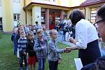 Prvňáčci ve Vodňance dostali každý svůj zvoneček a společně s třídní učitelkou Janou Sitterovou si první den ve škole zazvonili.