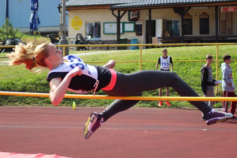 Žáci II. stupně škol z Prachaticka soutěžili v okresní Atletické sportovní soutěži.