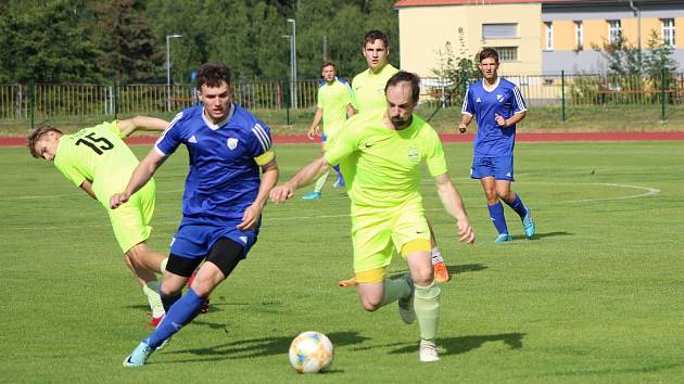 Vimperští fotbalisé (v modrém v přípravě s Osekem) vyhráli i třetí domácí duel sezony.