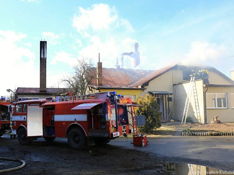 Sbory dobrovolných hasičů Čkyně, Vacov, Vlachovo Březí a profesionální jednotky z Vimperka a Prachatic zasahovaly ve středu při požáru bytu v areálu firmy Lignointerier ve Čkyni.