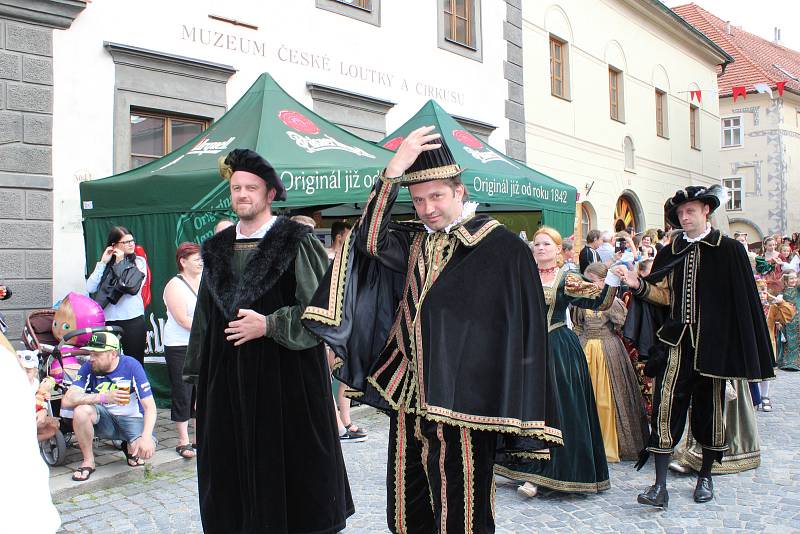 V pět odpoledne zahájil prachatické slavnosti průvod, kde byly hlavními postavami historický rychtář a současný starosta Martin Malý.