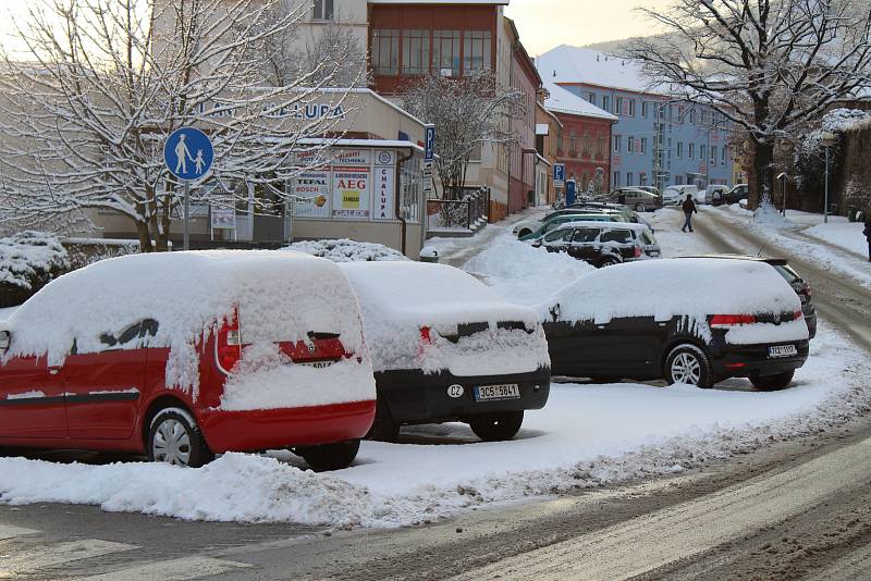 Od brzkého rána se v Prachaticích uklízelo, takže silnice jsou s opatrností sjízdné a chodníky schůdné.