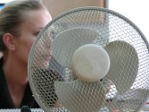 Lidé se snaží zvládat horko mnoha způsoby - od ventilátorů, chlazení až po výrobníky zmrzliny.