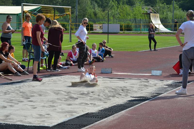 Městský stadion se zaplnil dětmi. Dům dětí a mládeže pro ně připravil atletickou soutěž.